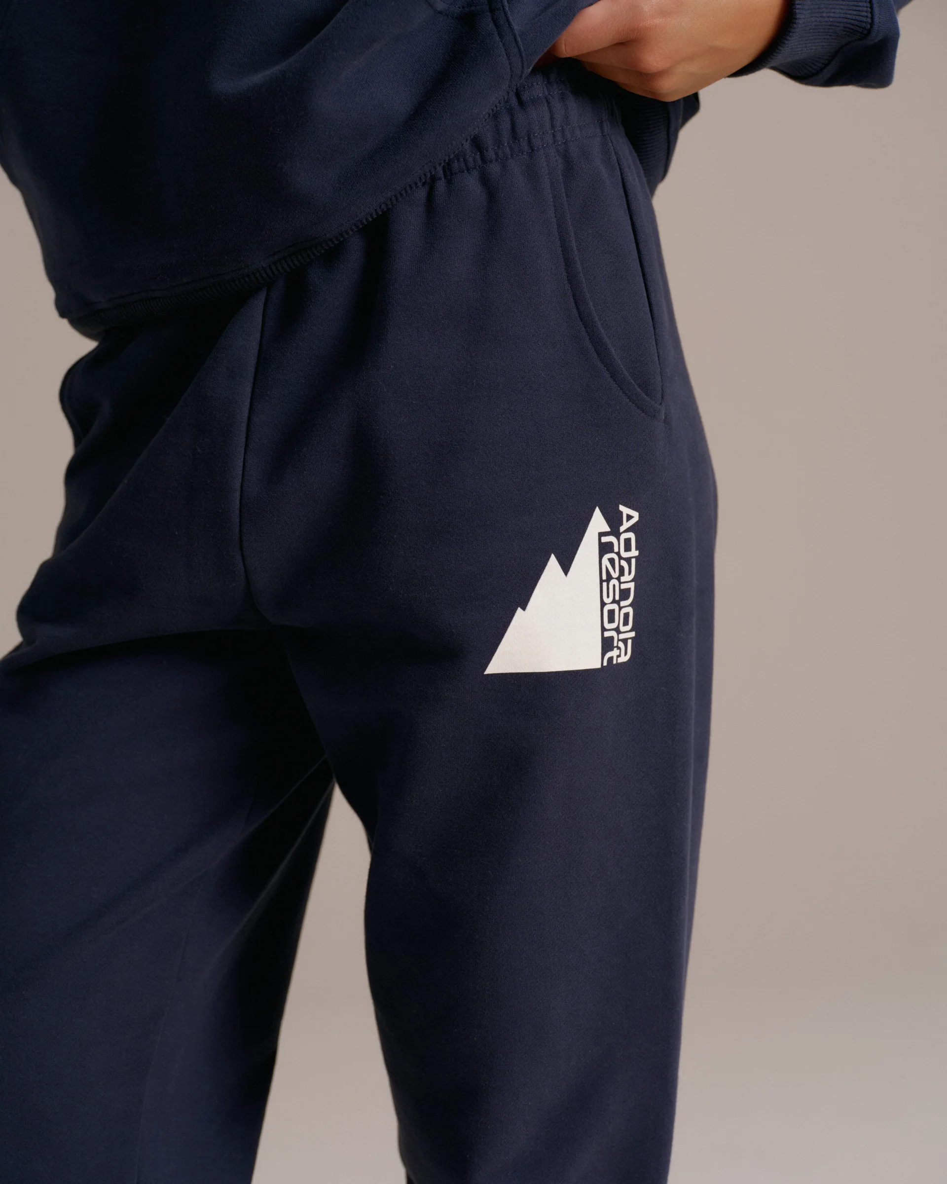 1558-peaks-sweatpants-navy-blue-3.webp Peaks Sweatpants - Navy Blue