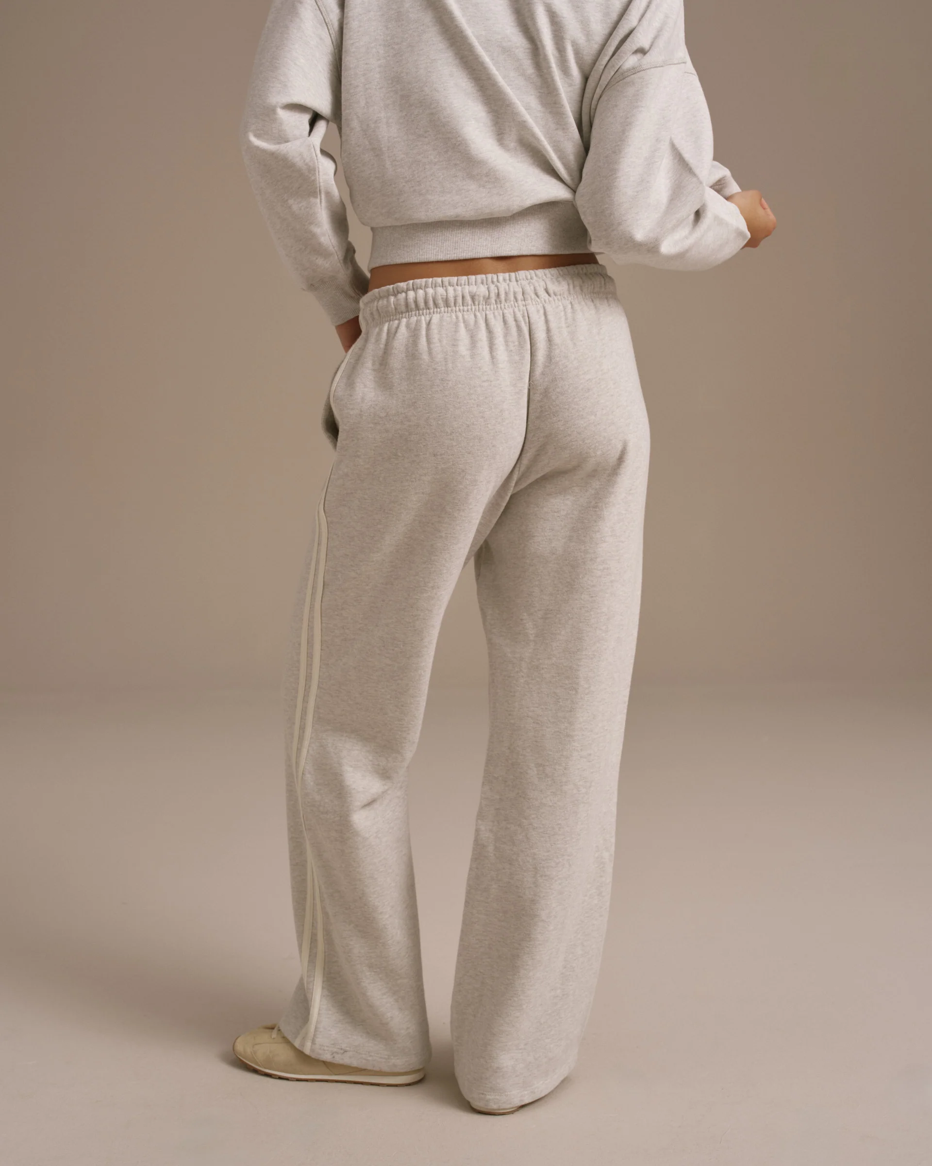 2418-varsity-loose-fit-sweatpants-light-grey-melange-marshmallow-white-2.webp Varsity Loose Fit Sweatpants - Light Grey Melange/Marshmallow White
