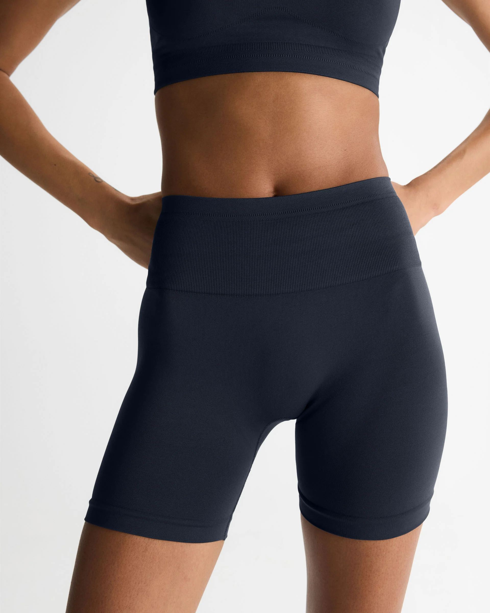 3675-seamless-crop-shorts-midnight-blue-1.webp Seamless Crop Shorts - Midnight Blue