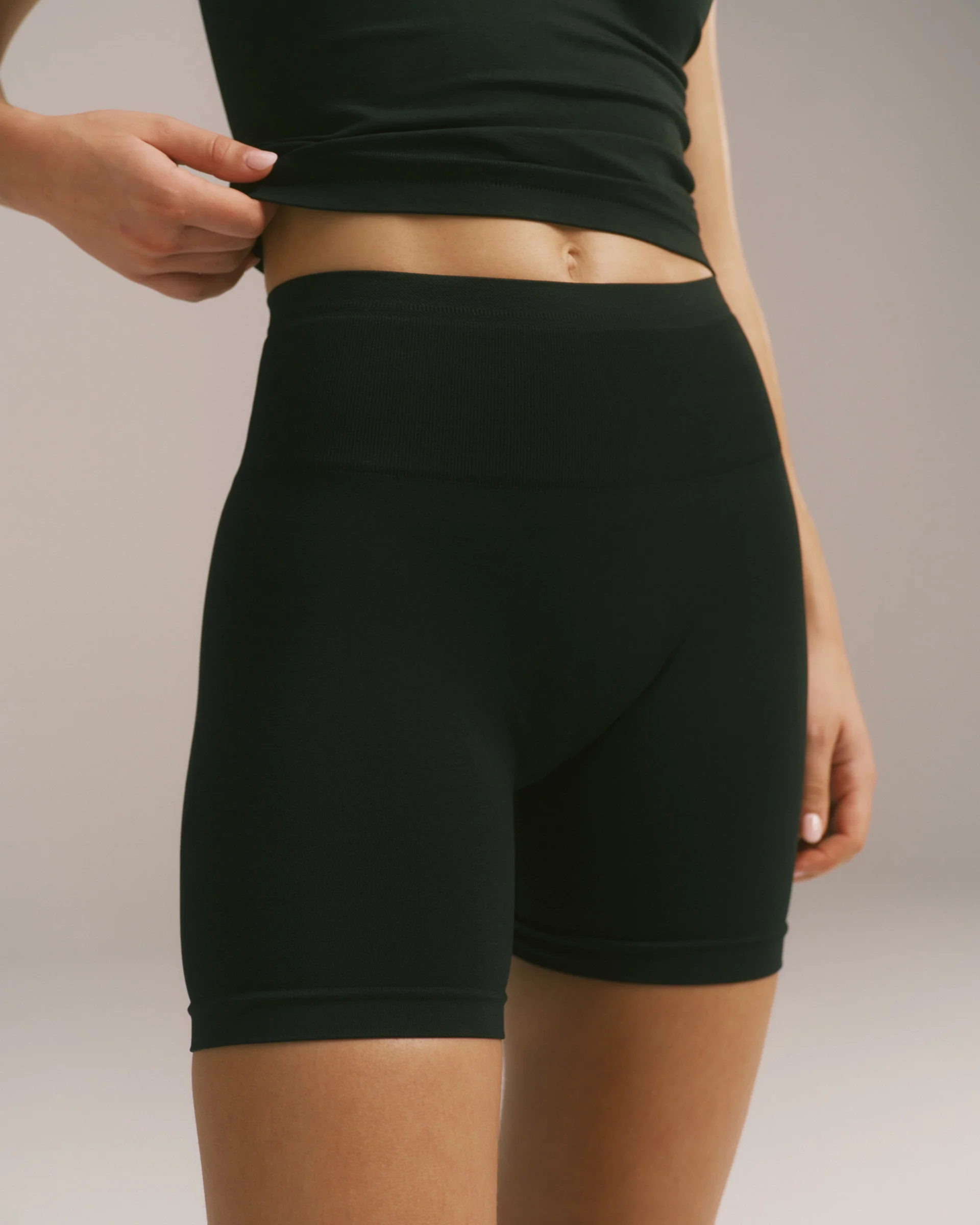 4189-seamless-crop-shorts-black-5.webp Seamless Crop Shorts - Black