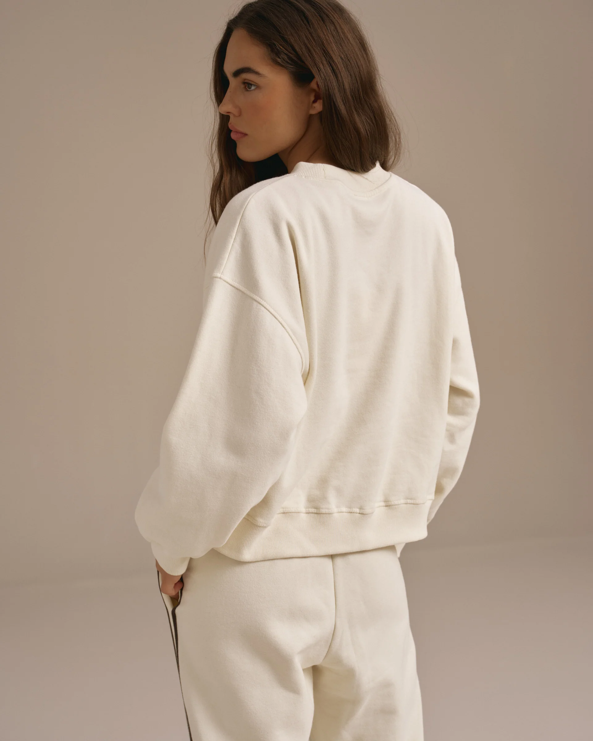 5763-varsity-loose-fit-sweatshirt-marshmallow-white-coffee-bean-2.webp Varsity Loose Fit Sweatshirt - Marshmallow White/Coffee Bean