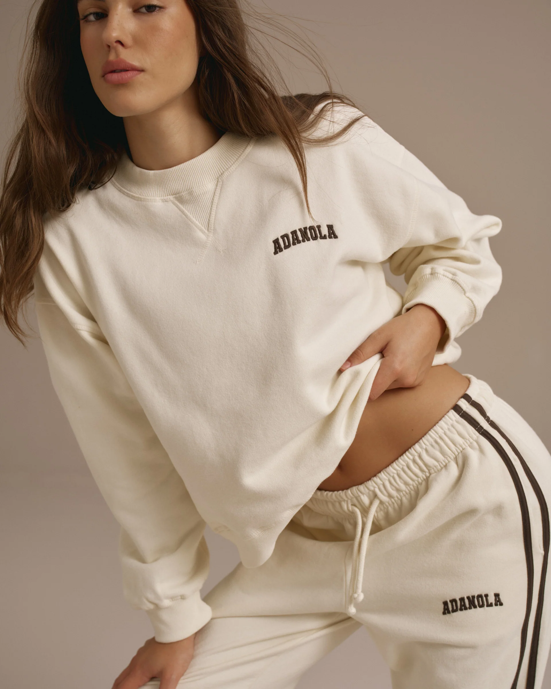 5763-varsity-loose-fit-sweatshirt-marshmallow-white-coffee-bean-3.webp Varsity Loose Fit Sweatshirt - Marshmallow White/Coffee Bean