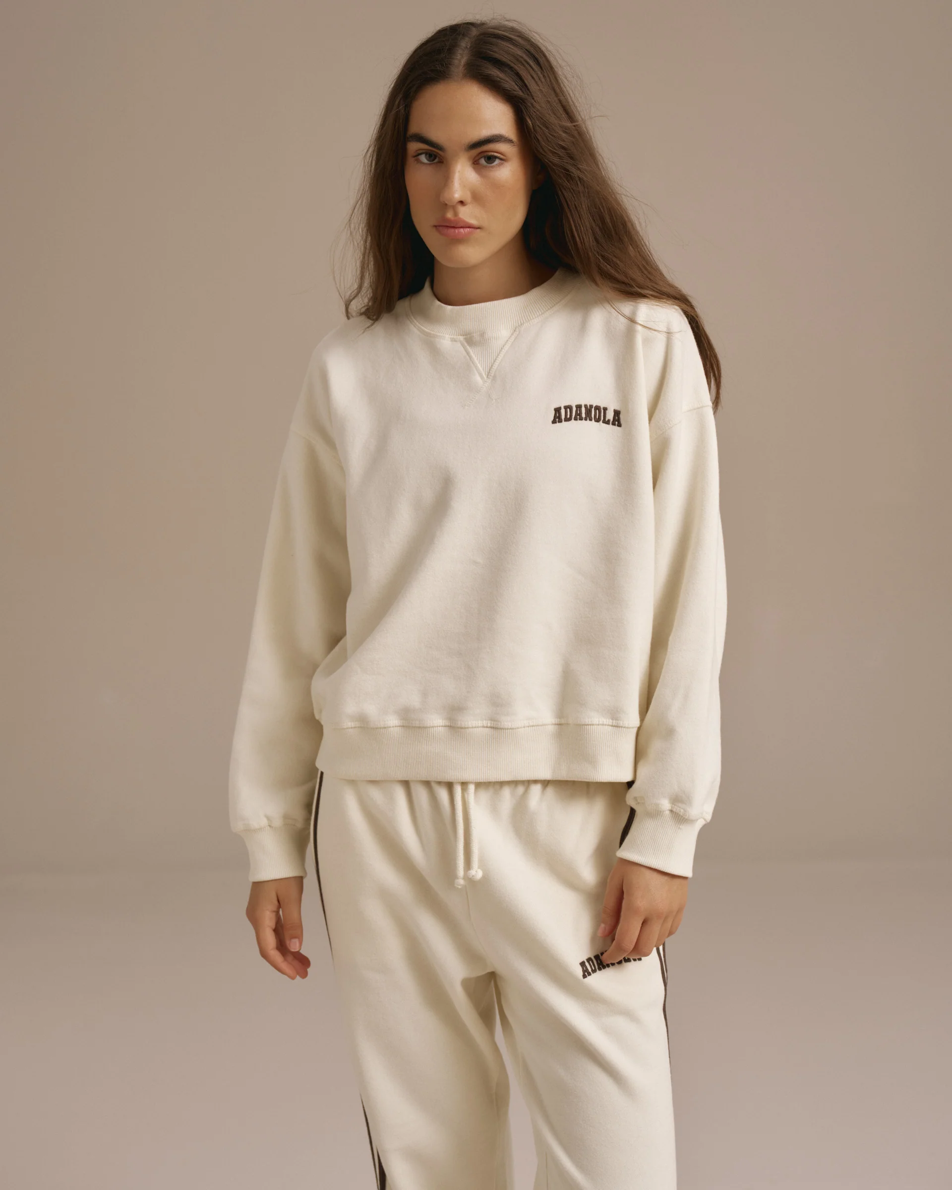 5763-varsity-loose-fit-sweatshirt-marshmallow-white-coffee-bean-4.webp Varsity Loose Fit Sweatshirt - Marshmallow White/Coffee Bean
