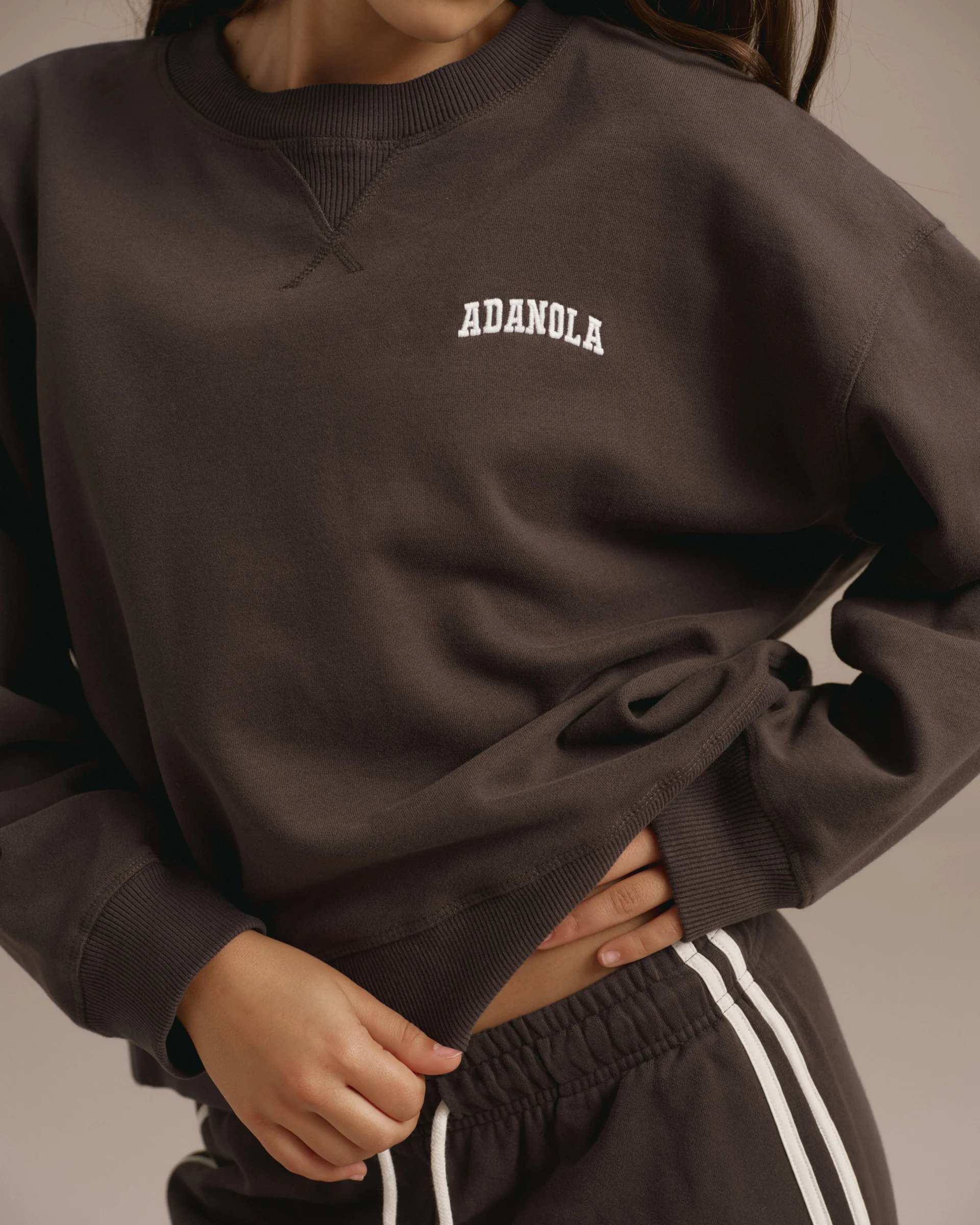 5781-varsity-loose-fit-sweatshirt-coffee-bean-marshmallow-white-2.webp Varsity Loose Fit Sweatshirt - Coffee Bean/Marshmallow White