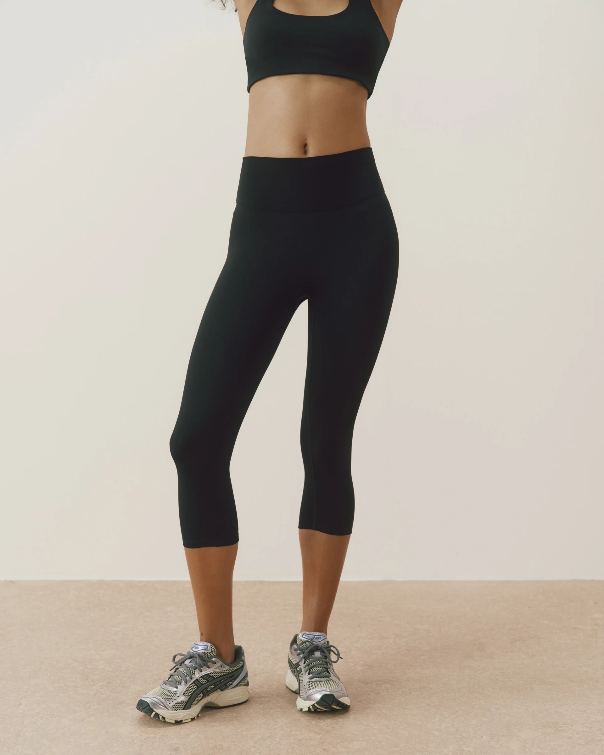 582-ultimate-capri-leggings-black-2.webp Ultimate Capri Leggings - Black